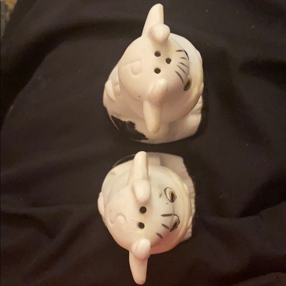 Set 2 of 2 - Cow Salt-n-Pepper Shakers - Picture 3 of 5